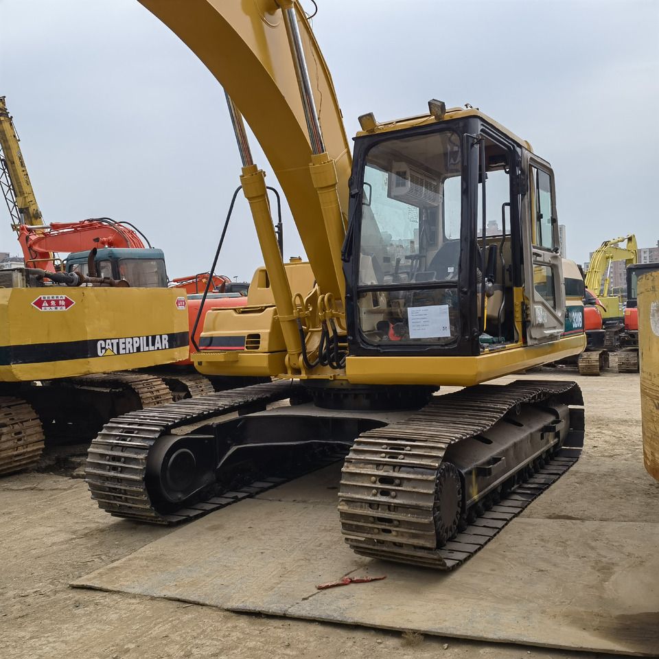 2016 Caterpillar 320B crawler excavator, front three-quarter view 2016 Caterpillar 320B crawler excavator, front three-quarter view