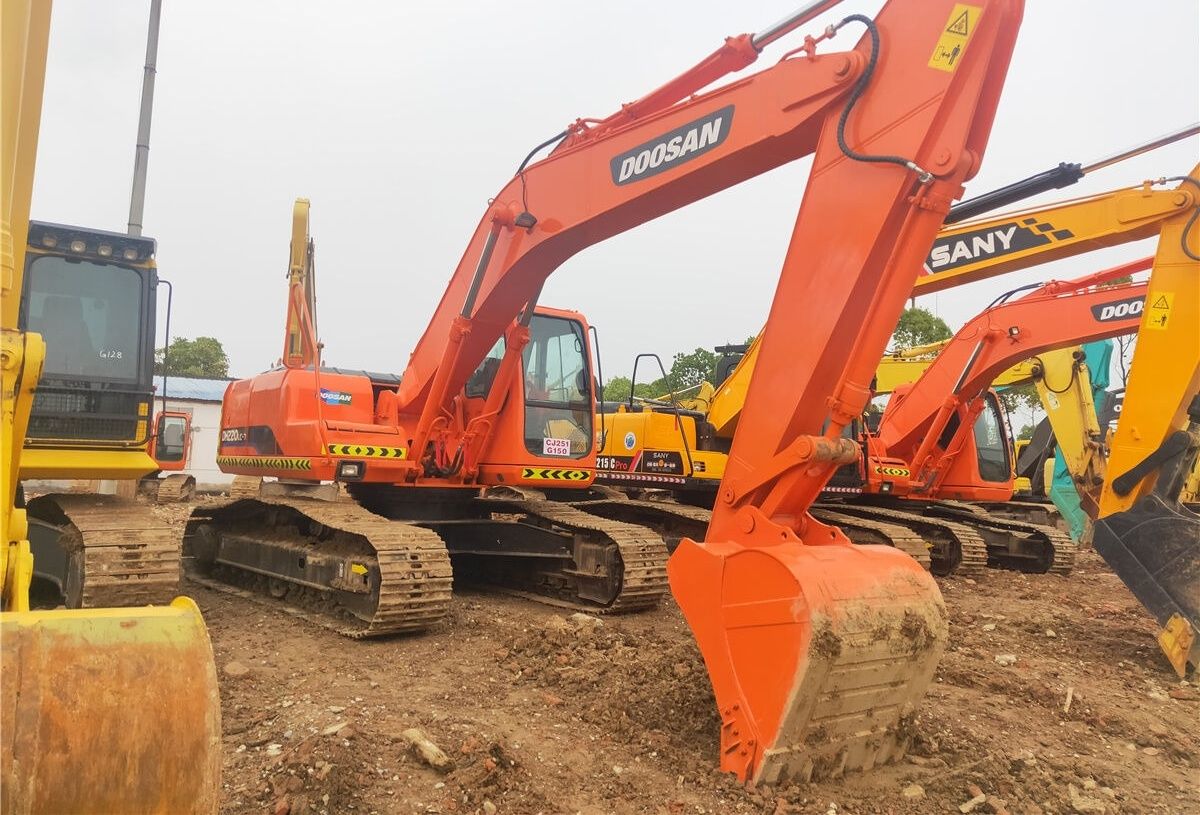 2020 Doosan DH220LC-7 crawler excavator, side view 2020 Doosan DH220LC-7 crawler excavator, side view