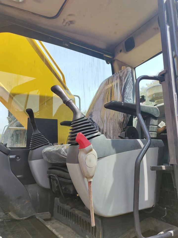 Escavadora de rastos Komatsu PC220-8 de 2018, vista do interior