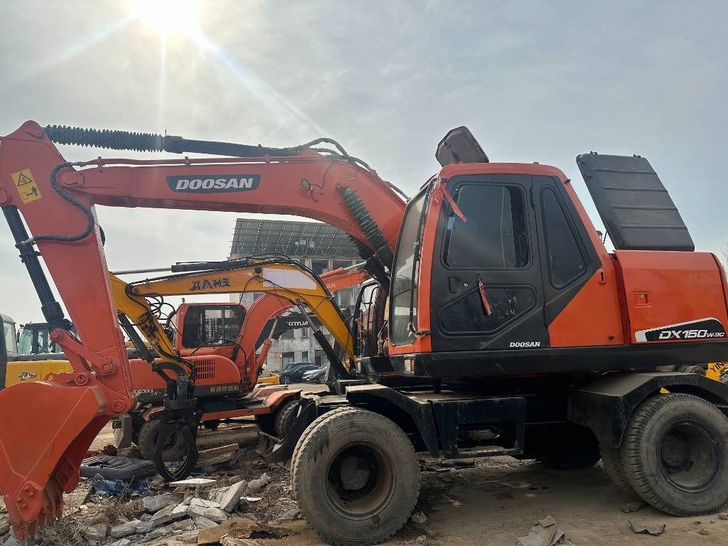 2023 Doosan DX150W-9 wheel excavator side view 2023 Doosan DX150W-9 wheel excavator side view