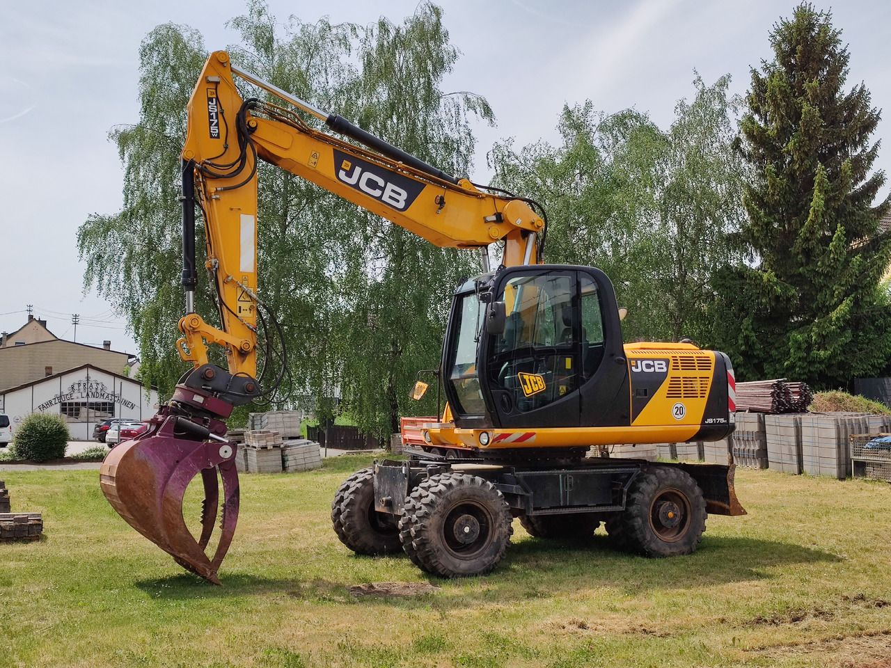 2012 JCB JS175W wheel excavator side view