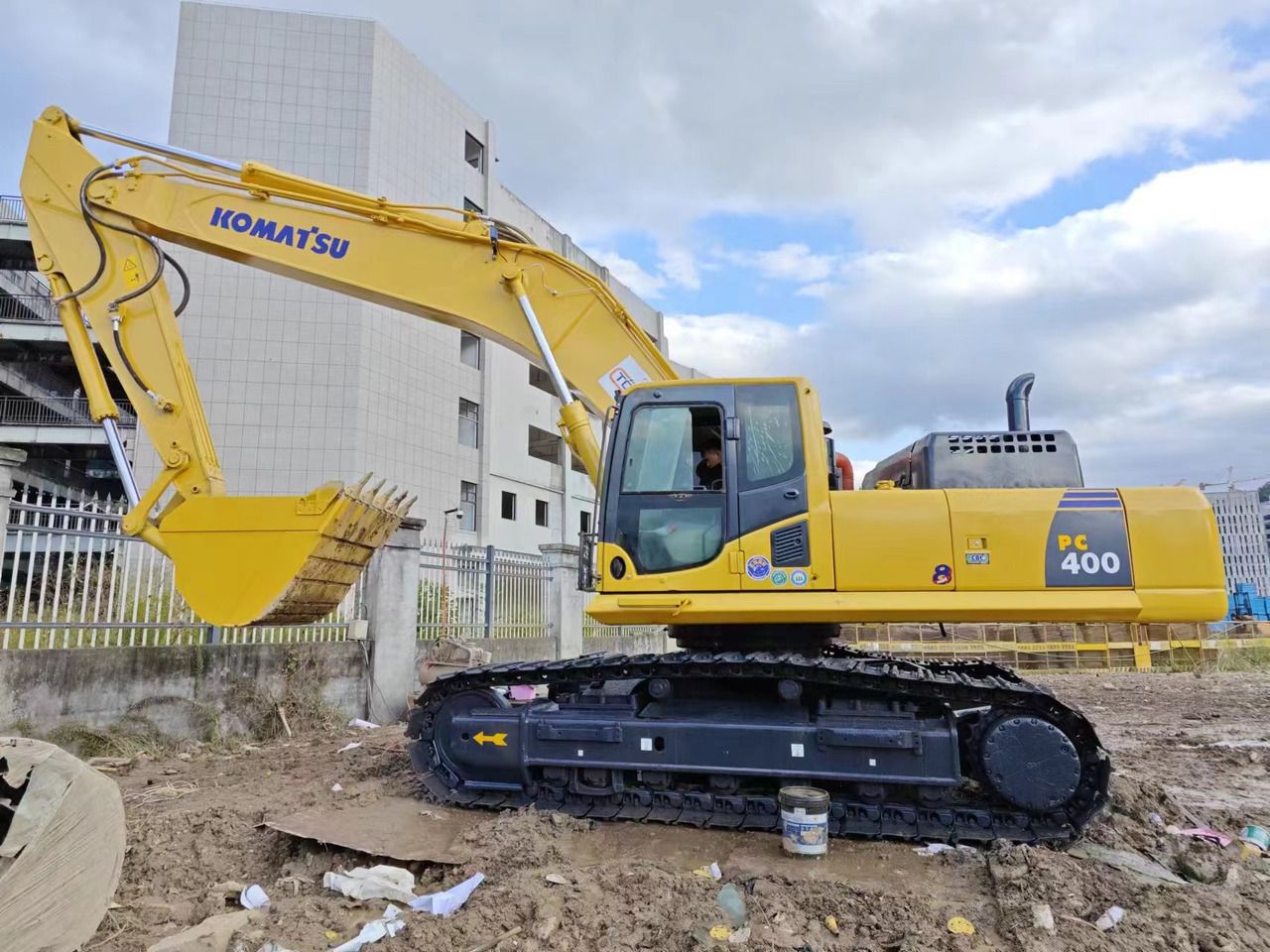 Komatsu PC400-8 crawler excavator, side view Komatsu PC400-8 crawler excavator, side view