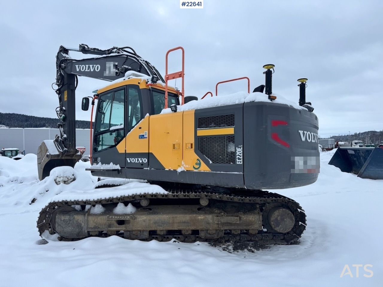 2016 Volvo EC220EL crawler excavator side view