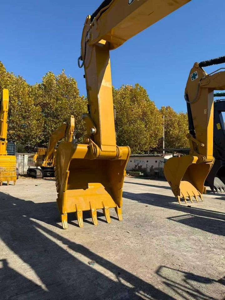 2025 Caterpillar 345 crawler excavator bucket view