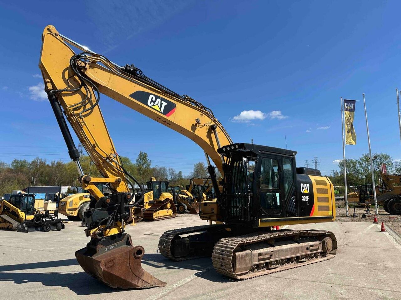2017 Caterpillar 320FL crawler excavator, side view 2017 Caterpillar 320FL crawler excavator, side view