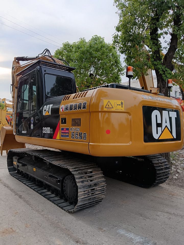 Гусеничный экскаватор 2024 Caterpillar 320D2L, вид сзади под углом