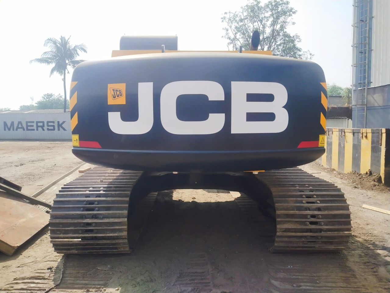 2025 JCB 245LR crawler excavator, rear view 2025 JCB 245LR crawler excavator, rear view