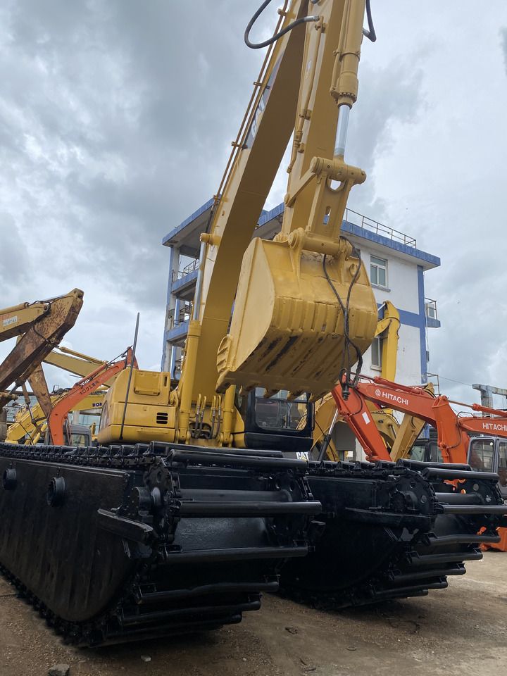 2017 Caterpillar 320C amphibious excavator, front view 2017 Caterpillar 320C amphibious excavator, front view
