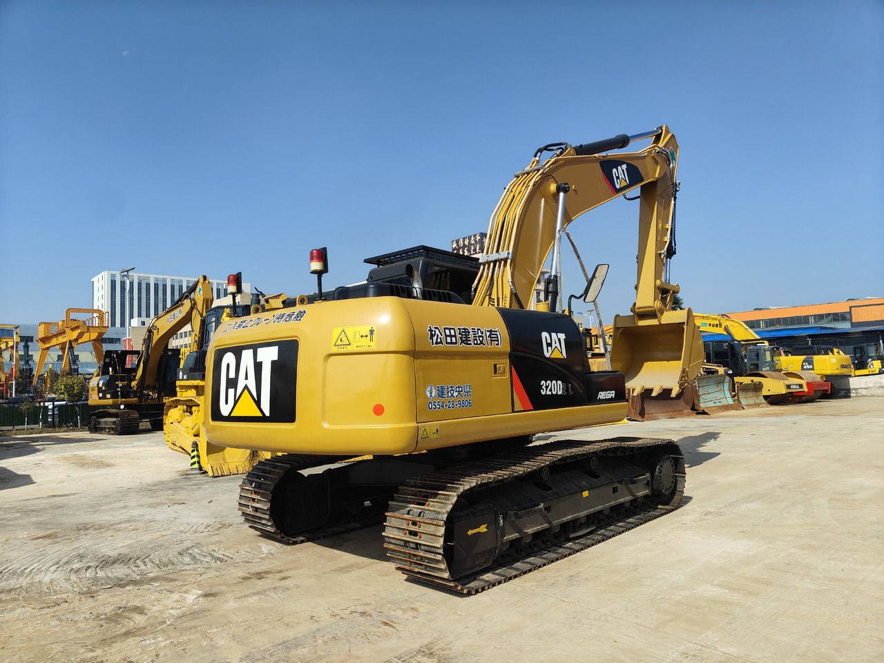 Escavatore cingolato Caterpillar 320D2 L del 2025, vista posteriore a tre quarti Escavatore cingolato Caterpillar 320D2 L del 2025, vista posteriore a tre quarti