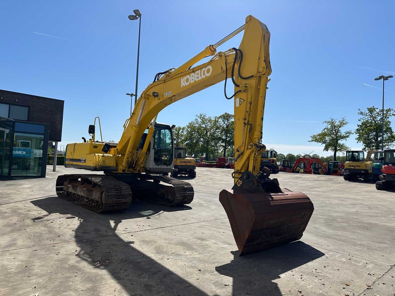 2000 Kobelco SK210LC-6 crawler excavator, side view 2000 Kobelco SK210LC-6 crawler excavator, side view