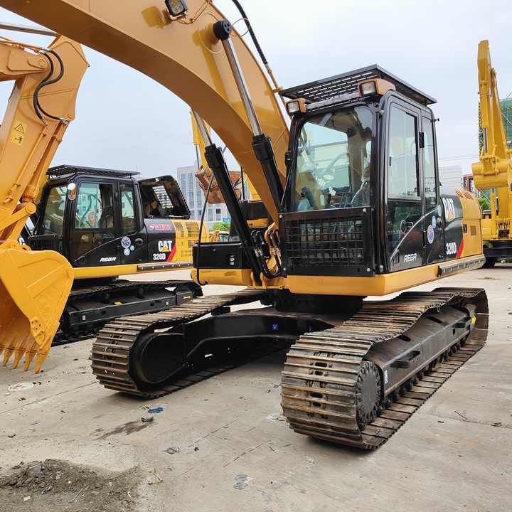 Excavator pe șenile Caterpillar 320D, 2015, vedere frontală trei sferturi Excavator pe șenile Caterpillar 320D, 2015, vedere frontală trei sferturi