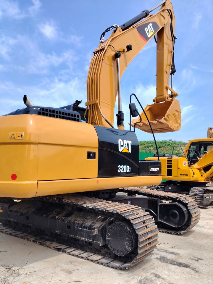Excavadora de orugas Caterpillar 320D2 2024, vista trasera tres cuartos Excavadora de orugas Caterpillar 320D2 2024, vista trasera tres cuartos