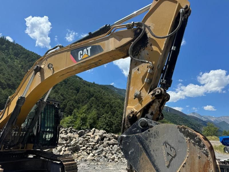 2012 Caterpillar 336EL crawler excavator boom and bucket view 2012 Caterpillar 336EL crawler excavator boom and bucket view