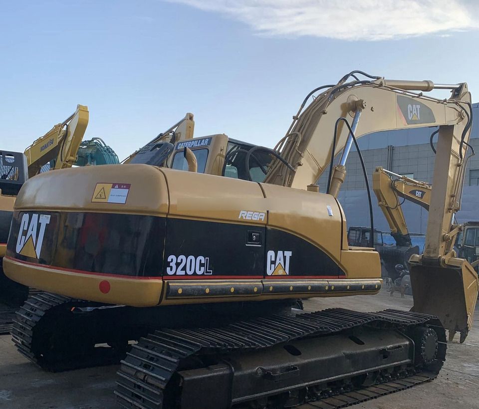 Escavatore cingolato Caterpillar 320CL del 2018, vista posteriore tre quarti Escavatore cingolato Caterpillar 320CL del 2018, vista posteriore tre quarti