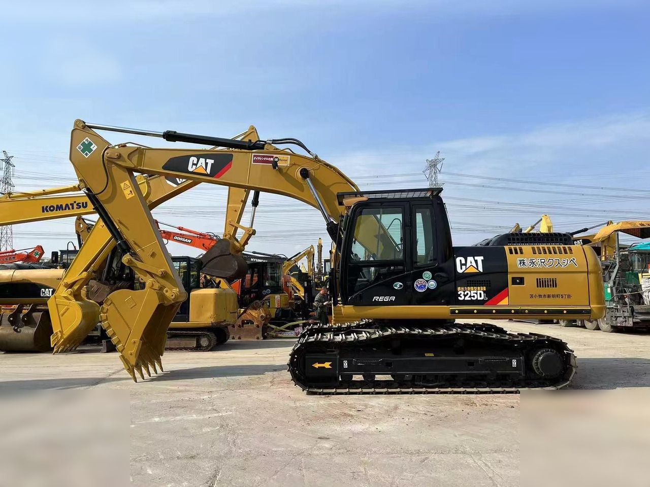 2012 Caterpillar 325DL crawler excavator side view 2012 Caterpillar 325DL crawler excavator side view