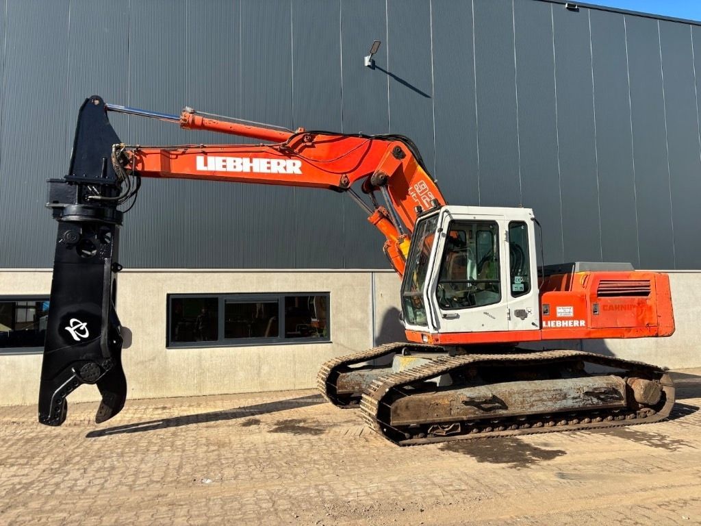 1996 Liebherr R922HDSL crawler excavator side view