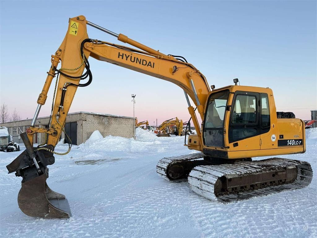 2006 Hyundai R140LC-7 crawler excavator, side view