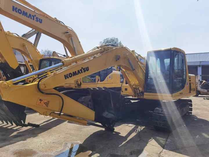 Pelle sur chenilles Komatsu PC220-8 de 2018, vue de côté Pelle sur chenilles Komatsu PC220-8 de 2018, vue de côté