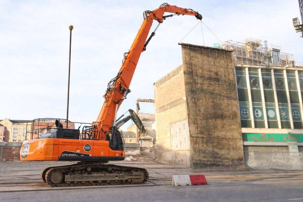 2015 Doosan DX380LC-5 crawler excavator in demolition configuration