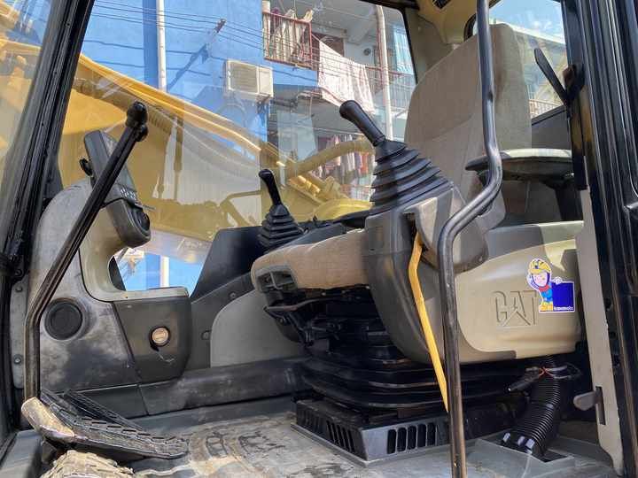 2018 Caterpillar 330DL crawler excavator interior view 2018 Caterpillar 330DL crawler excavator interior view