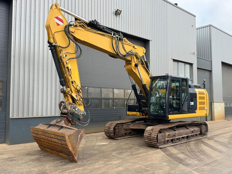 2014 Caterpillar 320EL crawler excavator, side view 2014 Caterpillar 320EL crawler excavator, side view