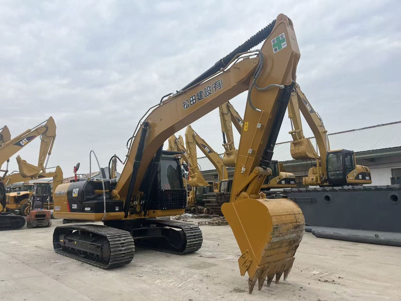 2022 Caterpillar 320D2 paletli ekskavatör, ön üç çeyrek görünüm 2022 Caterpillar 320D2 paletli ekskavatör, ön üç çeyrek görünüm