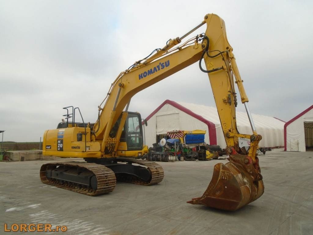2016 Komatsu PC210LC-10 crawler excavator, side view 2016 Komatsu PC210LC-10 crawler excavator, side view