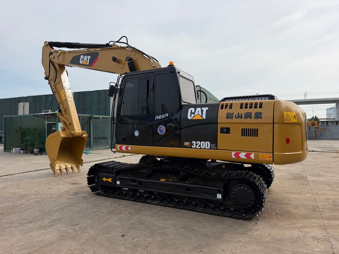 2020 Caterpillar 320D2L crawler excavator, side view 2020 Caterpillar 320D2L crawler excavator, side view