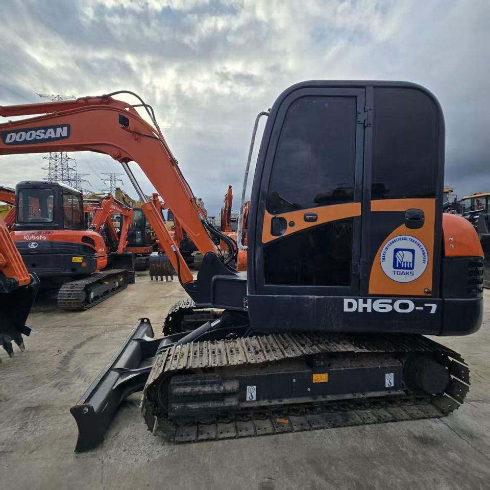 2019 Doosan DH60-7 excavator, side profile view 2019 Doosan DH60-7 excavator, side profile view