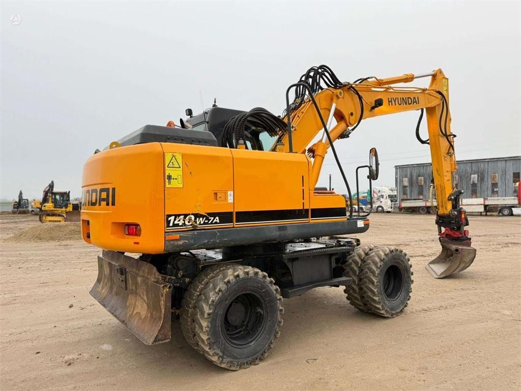 2008 Hyundai R140W-7A wheel excavator, rear three-quarter view 2008 Hyundai R140W-7A wheel excavator, rear three-quarter view