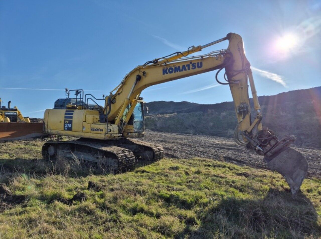 2020 Komatsu PC210LC-11 crawler excavator, side view 2020 Komatsu PC210LC-11 crawler excavator, side view