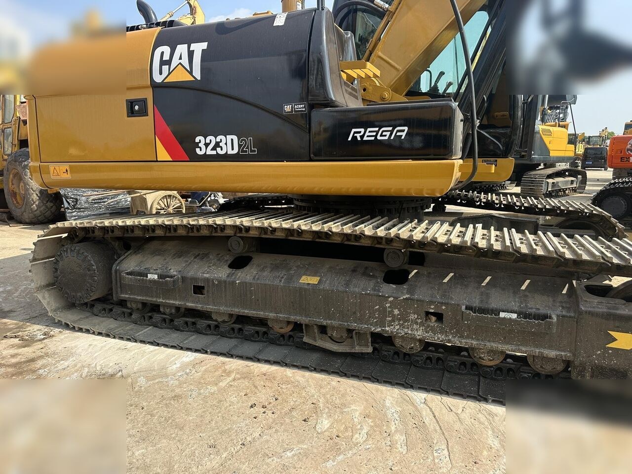 2022 Caterpillar 323D2L crawler excavator side view 2022 Caterpillar 323D2L crawler excavator side view