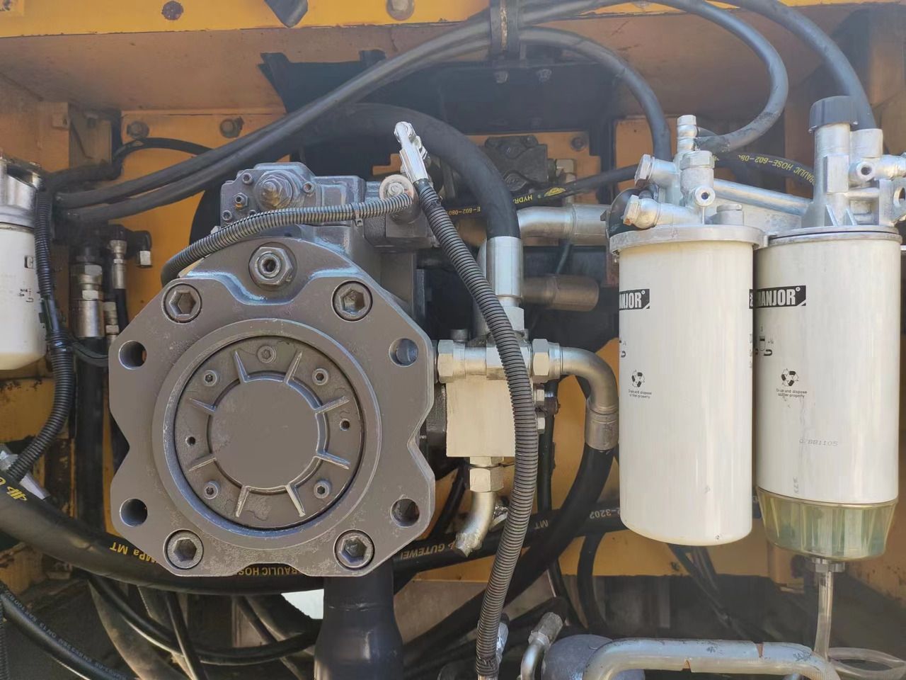 2019 Volvo EC480DL crawler excavator hydraulic pump and filter detail