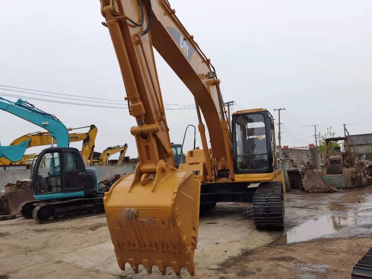 2012 Caterpillar 320B crawler excavator, front view