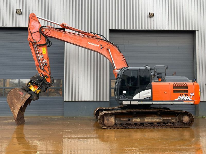 2018 Hitachi Zaxis 250LC crawler excavator, side view 2018 Hitachi Zaxis 250LC crawler excavator, side view