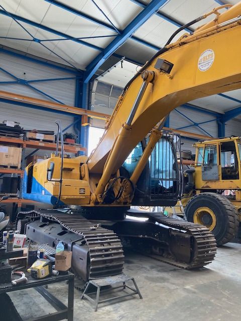 2008 Hitachi ZX350LCN-3 crawler excavator, side view 2008 Hitachi ZX350LCN-3 crawler excavator, side view