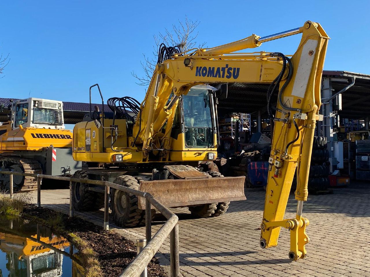 2007 Komatsu PW160-7E wheel excavator, front three-quarter view 2007 Komatsu PW160-7E wheel excavator, front three-quarter view