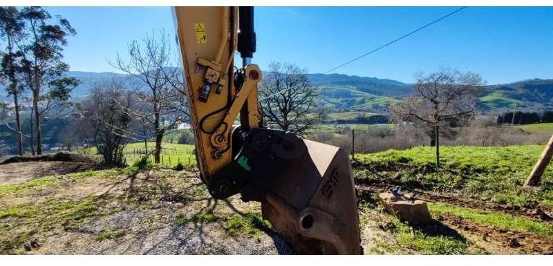 2014 Caterpillar 320EL crawler excavator bucket and boom detail