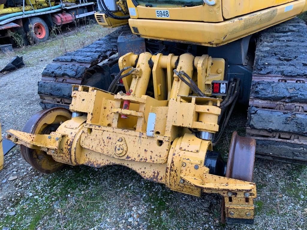 2006 New Holland E135SR-1ES crawler excavator railway gear detail 2006 New Holland E135SR-1ES crawler excavator railway gear detail