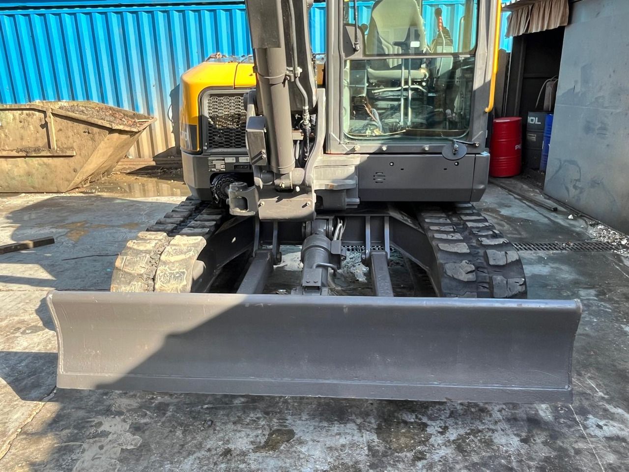 2021 Volvo ECR88D mini excavator front view with blade 2021 Volvo ECR88D mini excavator front view with blade