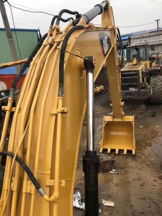 Escavatore cingolato Caterpillar 320D2L 2024 vista braccio e benna