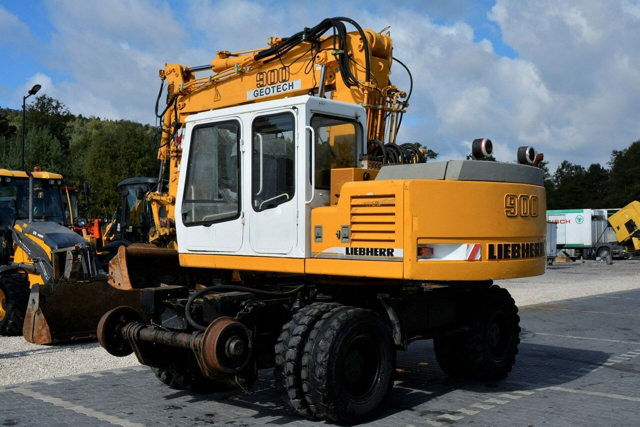 2002 Liebherr A900 ZW Litronic wheel excavator, rear three-quarter view 2002 Liebherr A900 ZW Litronic wheel excavator, rear three-quarter view