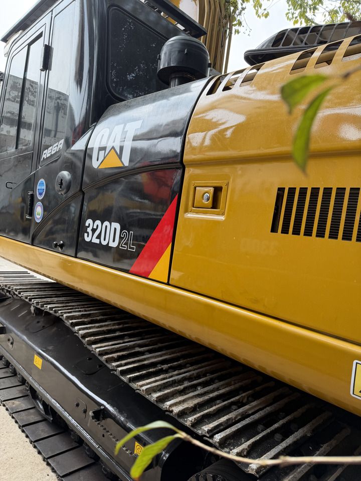 Escavadora de rastos Caterpillar 320D2L de 2024, detalhe lateral Escavadora de rastos Caterpillar 320D2L de 2024, detalhe lateral