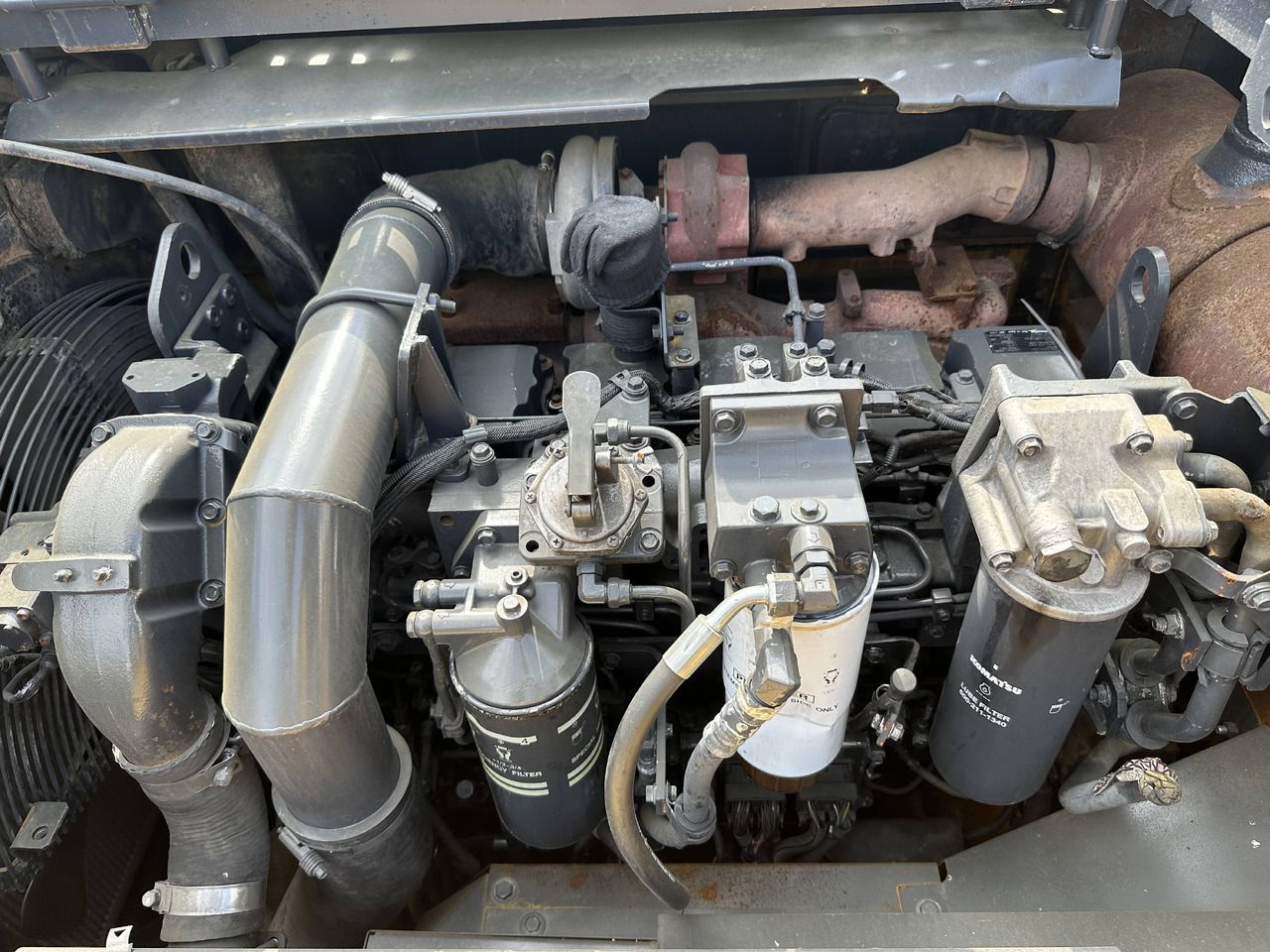 2019 Komatsu PC450-8 engine compartment view 2019 Komatsu PC450-8 engine compartment view
