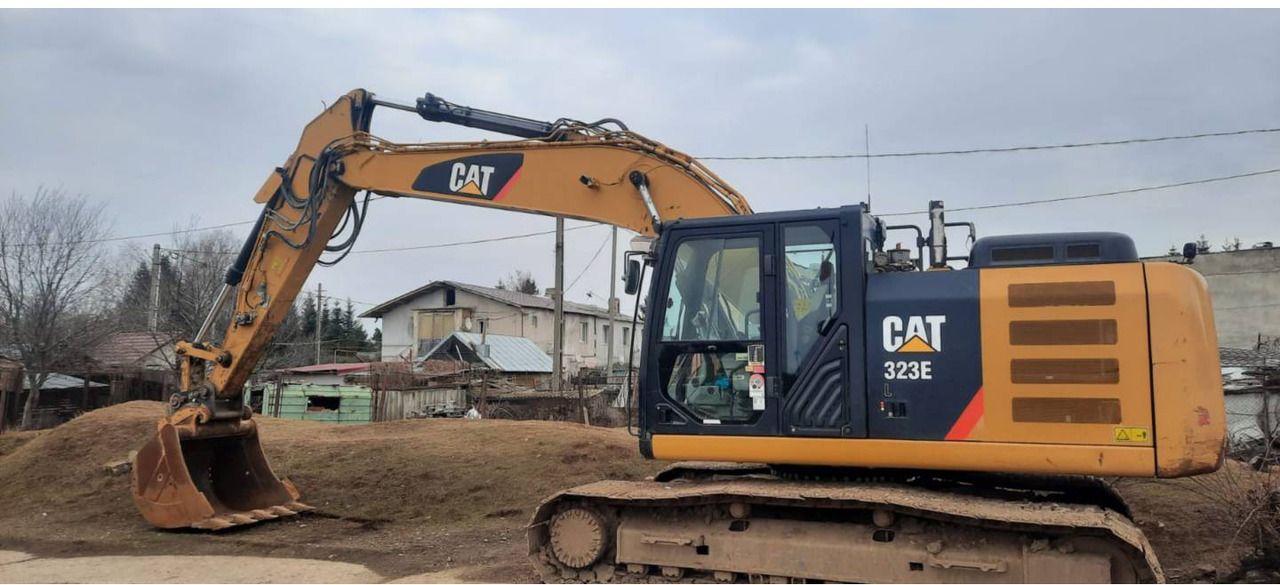2014 Caterpillar 323EL crawler excavator side view 2014 Caterpillar 323EL crawler excavator side view