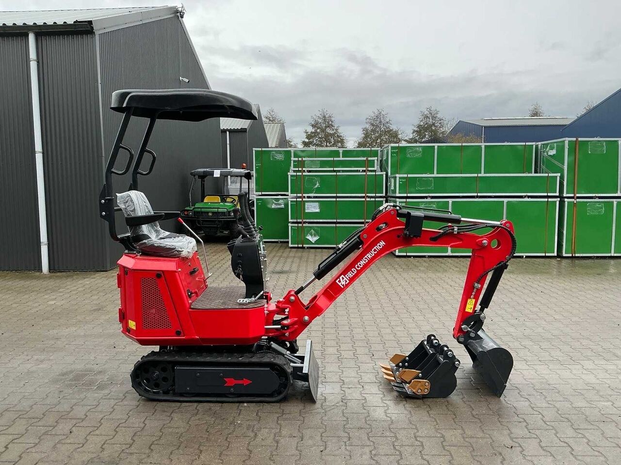 Field Construction HFT12 mini excavator, side view Field Construction HFT12 mini excavator, side view