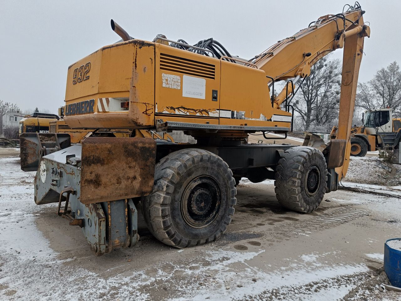 2000 Liebherr A 932 Litronic material handler, rear three-quarter view 2000 Liebherr A 932 Litronic material handler, rear three-quarter view