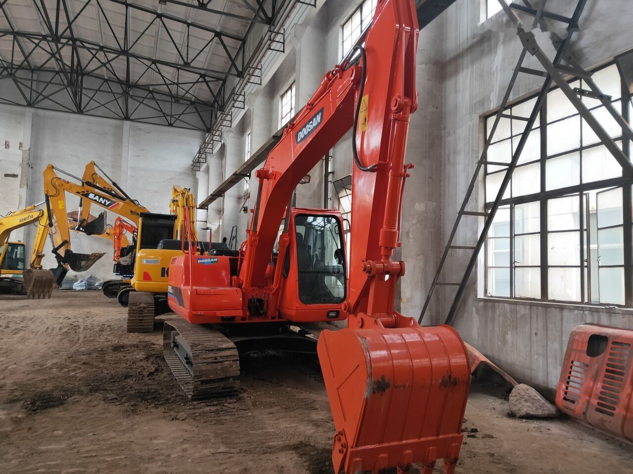 Doosan DH150LC-7 crawler excavator, front three-quarter view Doosan DH150LC-7 crawler excavator, front three-quarter view