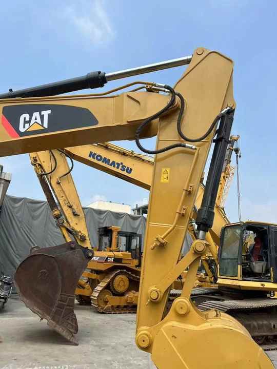 Escavatore cingolato Caterpillar 320D2 del 2022, primo piano di braccio e benna Escavatore cingolato Caterpillar 320D2 del 2022, primo piano di braccio e benna