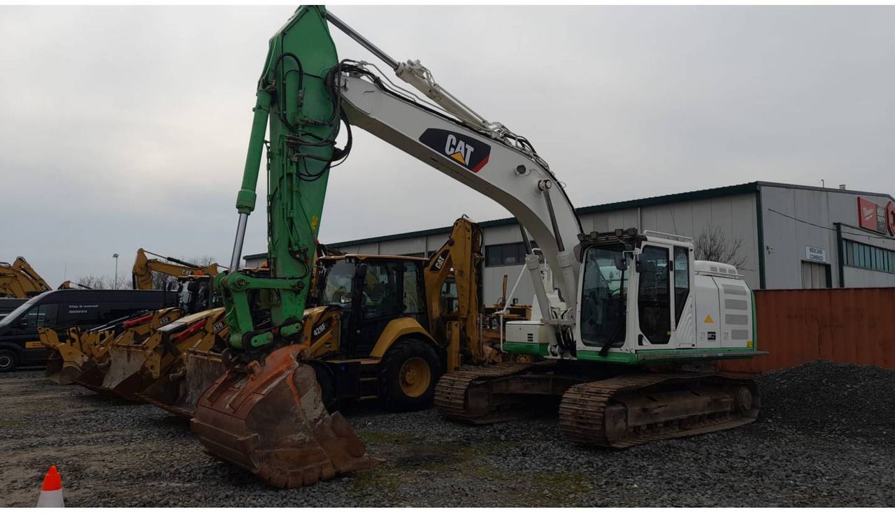 2015 Caterpillar 324EL crawler excavator, side view 2015 Caterpillar 324EL crawler excavator, side view